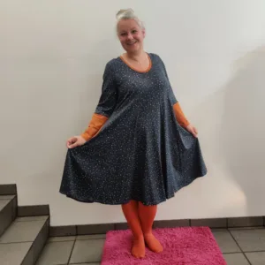 Løs plus size kjole - Ojo Grey Dot - Amamiko