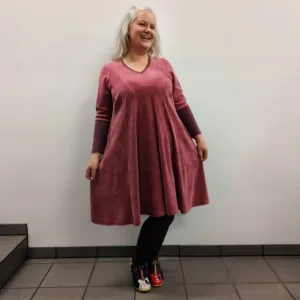 Løs plus size velour kjole - Emi Rosa Velvet - Amamiko