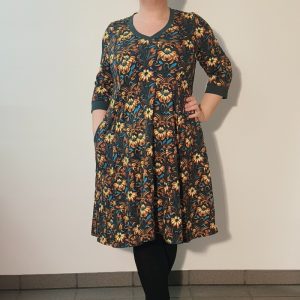 Løs plus size kjole - Emi Art Deco Flower - Amamiko