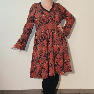 Løs plus size kjole - Emi Red Succulent - Amamiko