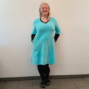 Plus size kjole Tulla Ice Blue Velvet - Amamiko